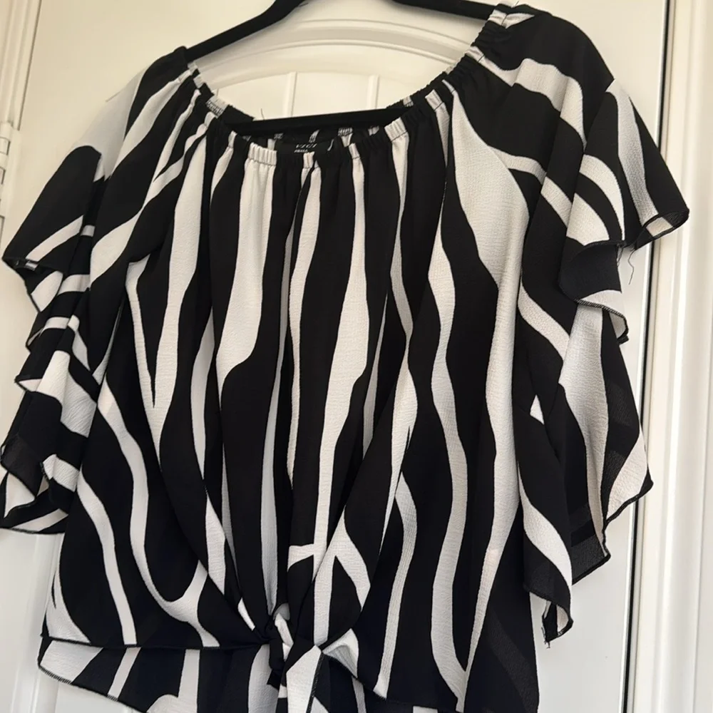 Vici Black and Off white Zebra Print Women's Top Size S - Picture 4 of 8